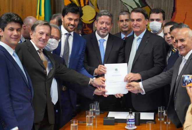 Bolsonaro entrega a Câmara proposta de privatização dos Correios