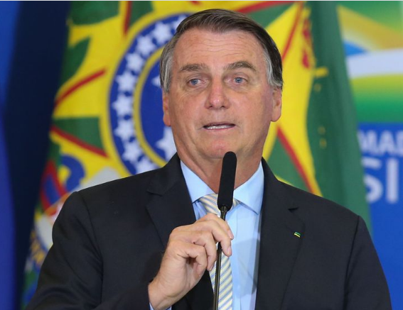 Bolsonaro zera PIS e Cofins do diesel e do gás de cozinha