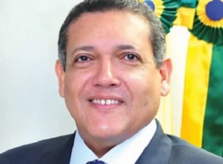 Ministro Nunes Marques libera cultos e missas em todo o país