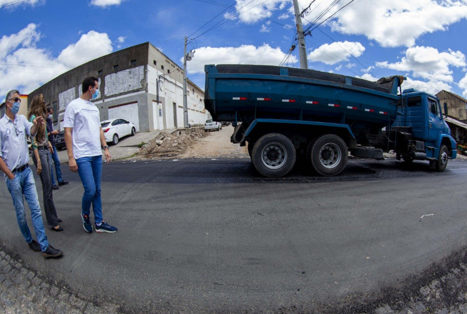 Prefeitura mantém ritmo de obras de pavimentação no bairro da Ramadinha, em Campina Grande.