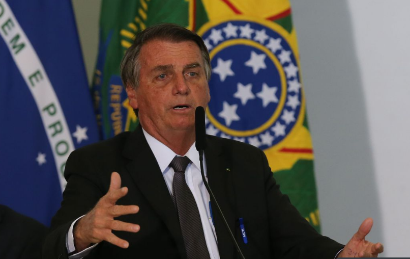 Bolsonaro revela que irá pedir ao Senado instauração de processo contra Alexandre de Morais e Roberto Barroso.