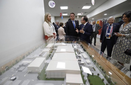 Bolsonaro visita fábrica brasileira de alimentos instalada em Abu Dhabi.
