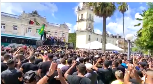Militares lotam a Praça dos Três Poderes para protestar contra o governador João Azevedo.
