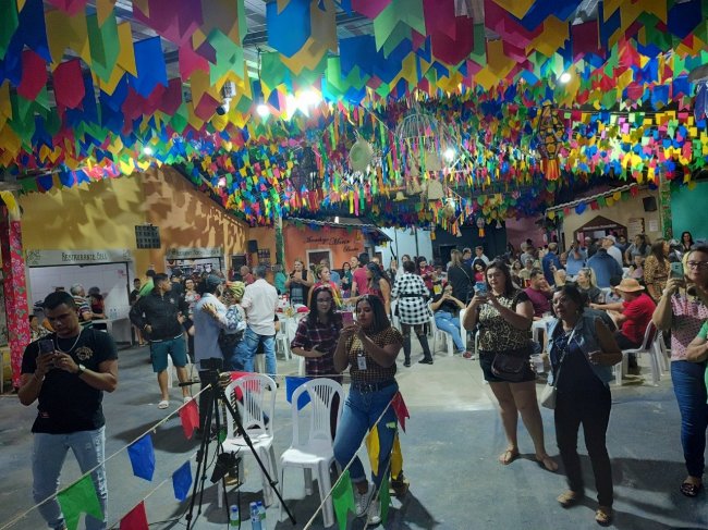 No ritmo de muito forró, trio Jeito Nordestino leva grande público à Vila do Artesão