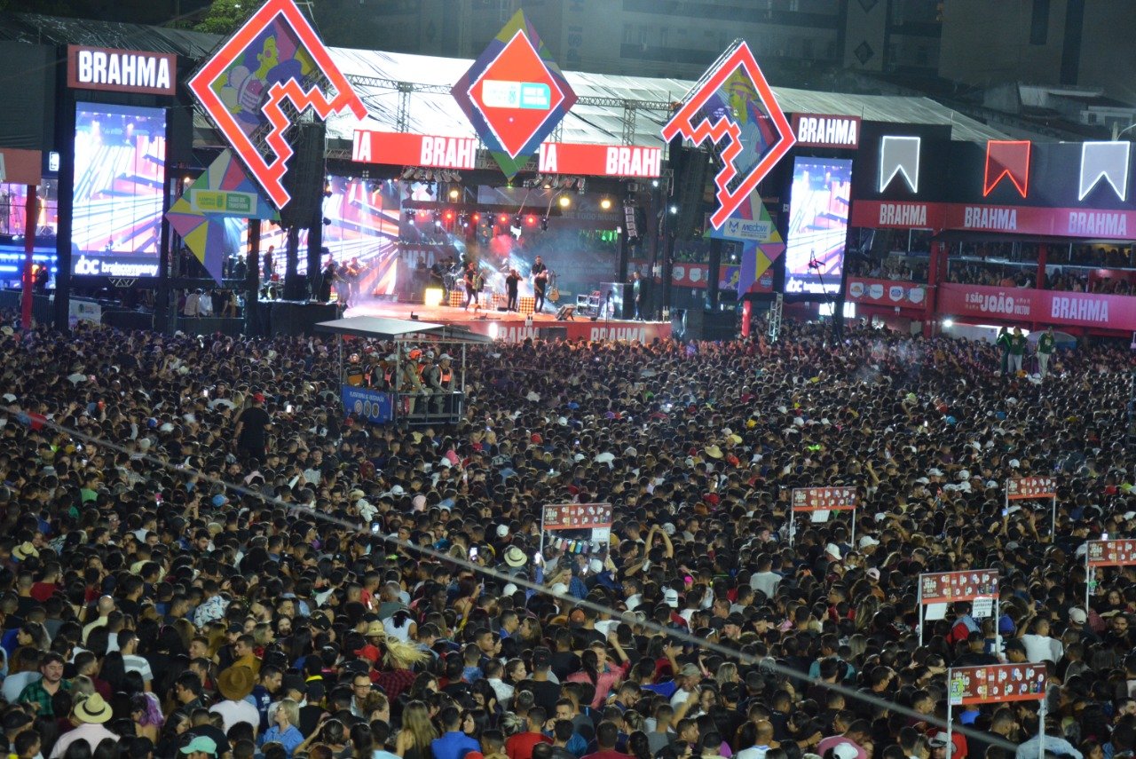 Show de Gusttavo Lima reuniu mais de 70 mil pessoas no Parque do Povo