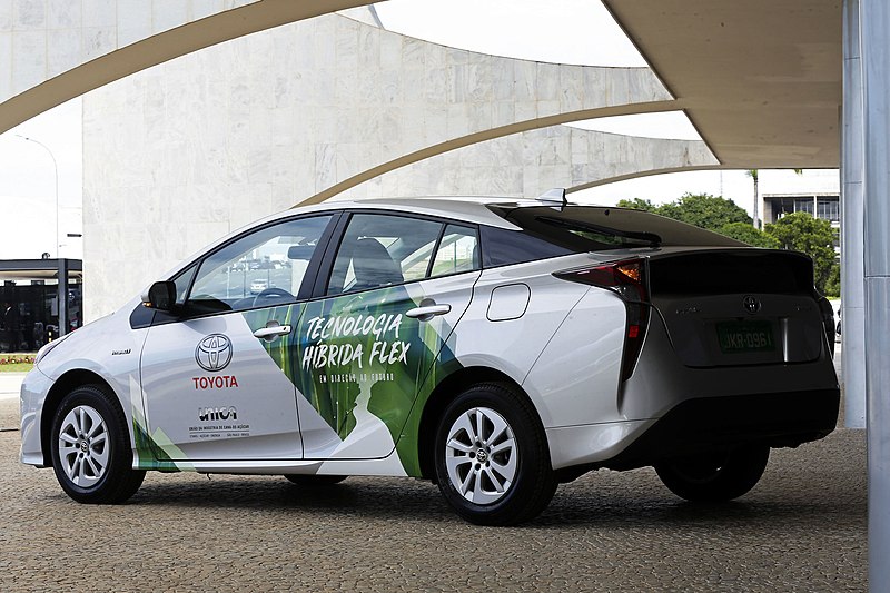 Cresce interesse por carros elétricos no Brasil, projeto prevê redução de tarifa para incentivar uso.
