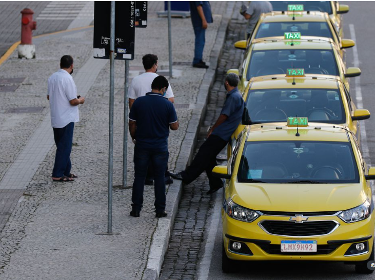 Governo Bolsonaro pede a prefeituras cadastro de taxistas para pagar benefício