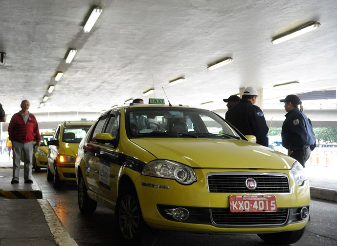 Auxílio para taxistas e caminhoneiros começa a ser pago em agosto