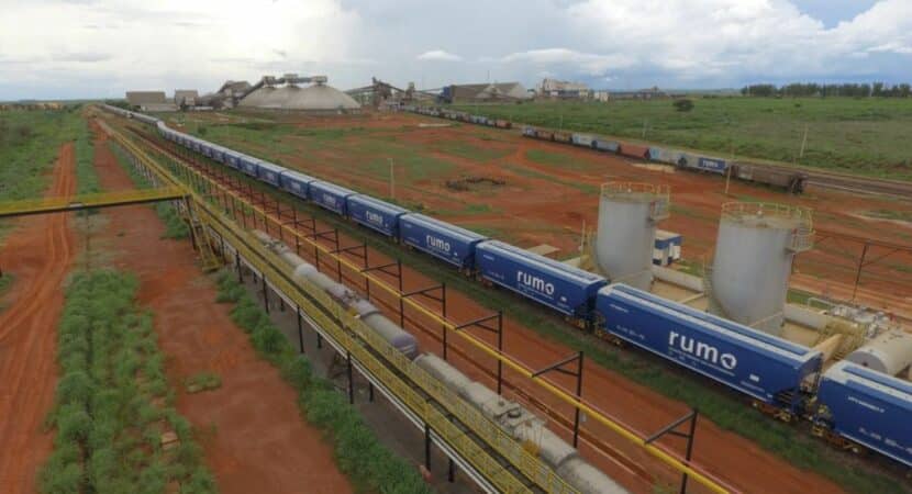 Maior trem da América Latina começa operar no Brasil