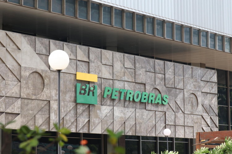 Petrobras anuncia alteração na diretriz que forma preços dos combustíveis