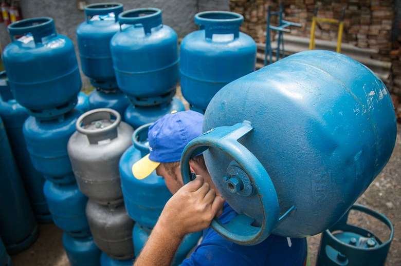 Preço do gás “descendo a ladeira”, Petrobras anuncia nova queda no preço do gás de cozinha.