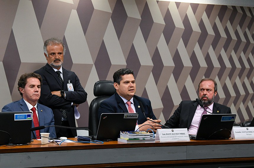 CCJ do  Senado aprova PEC do Estouro; texto vai ao Plenário