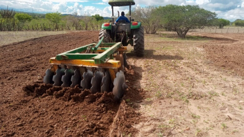 Programa “Corte de Terra” da Prefeitura de Campina Grande propicia economia de tempo e dinheiro ao homem do campo