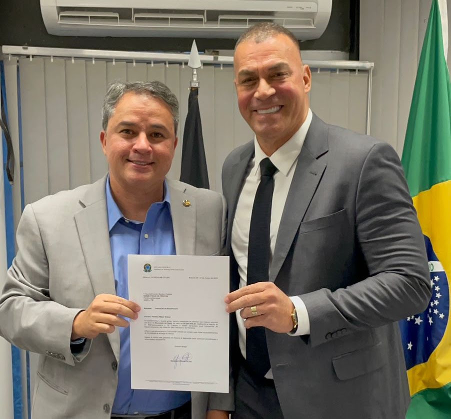 Prefeito Major Sidnei solicita a Efraim Filho tratores e retroescavadeira para Sapé