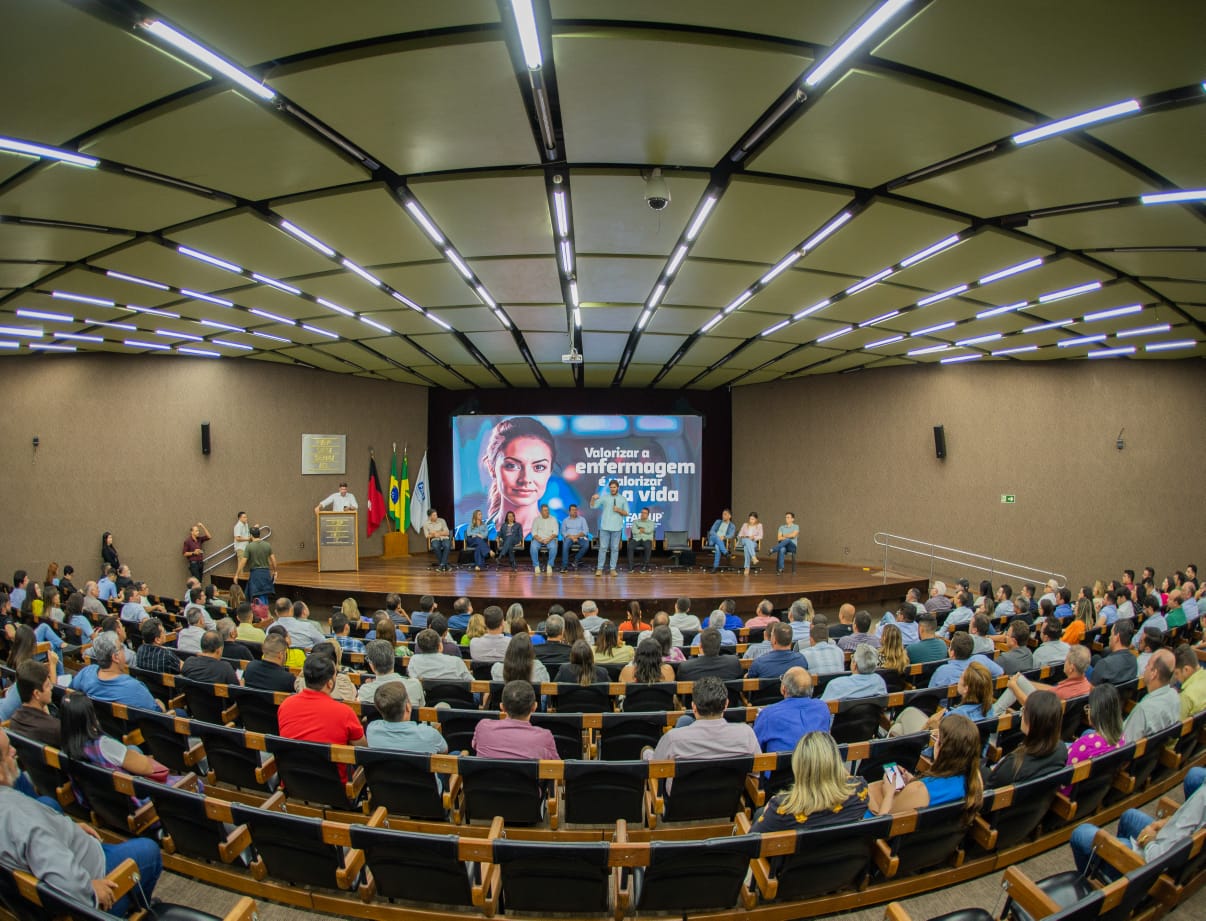 Em encontro de prefeitos, Bruno questiona falta de apoio e de recursos para o pagamento do piso da Enfermagem