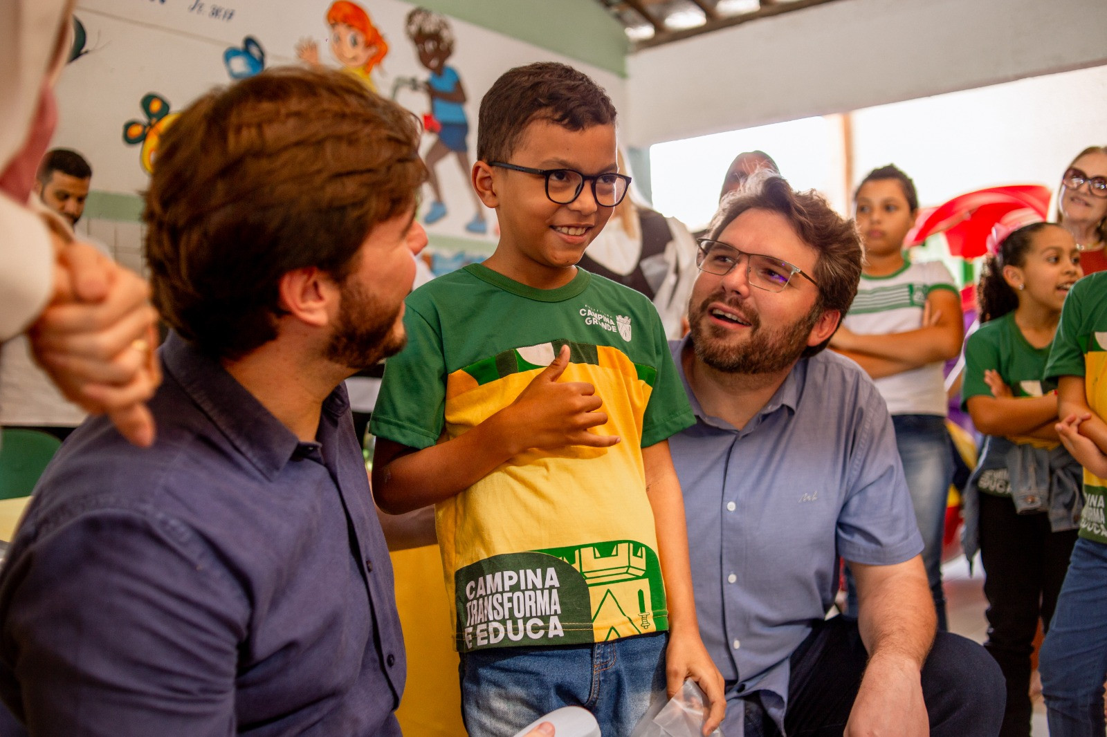 Prefeito de Campina Grande entrega 400 óculos de grau a estudantes da Rede Municipal