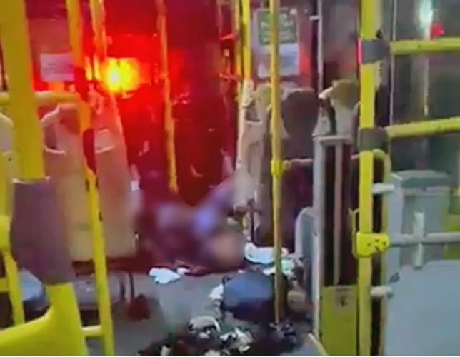 Caos no Rio de Janeiro: Terroristas lançam bomba contra ônibus e deixam três pessoas feridas.