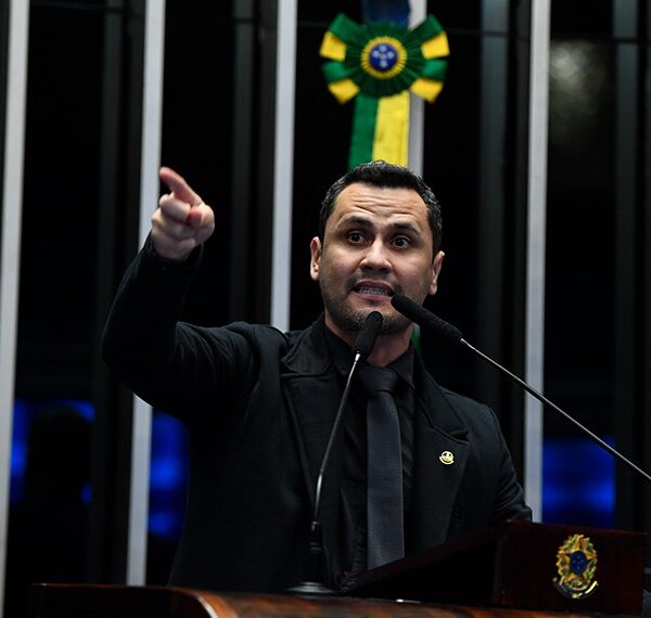 Senador critica Alexandre de Moraes por morte de preso do 8 de janeiro na Papuda