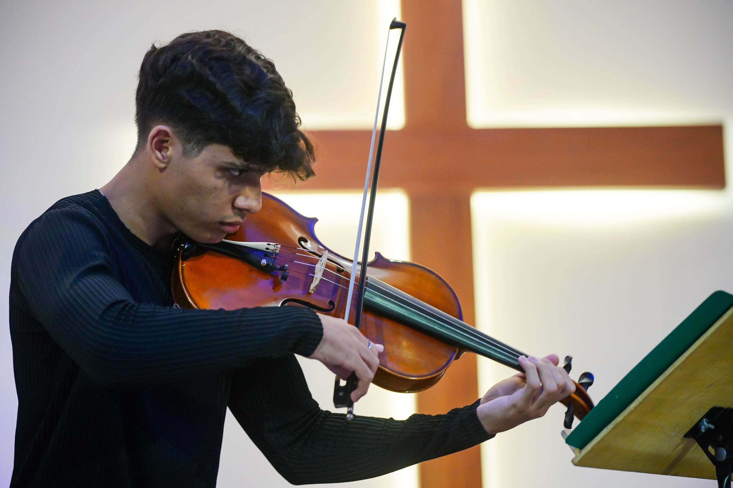 Jovem violista do sertão da Paraíba é grande promessa da música erudita, diz idealizador do FEMUSC