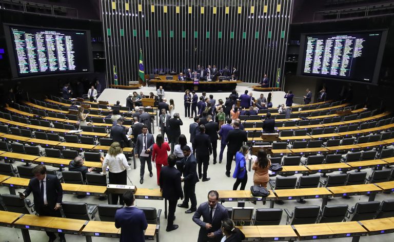 Estelionato eleitoral: Câmara aprova projeto de isenção do IR para quem ganha até R$ 2.259,20