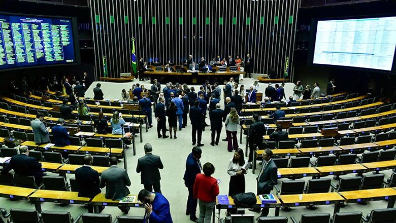 Congresso analisa vetos sobre saidão e fake News, liberdade de expressão mais uma vez na mira do governo.