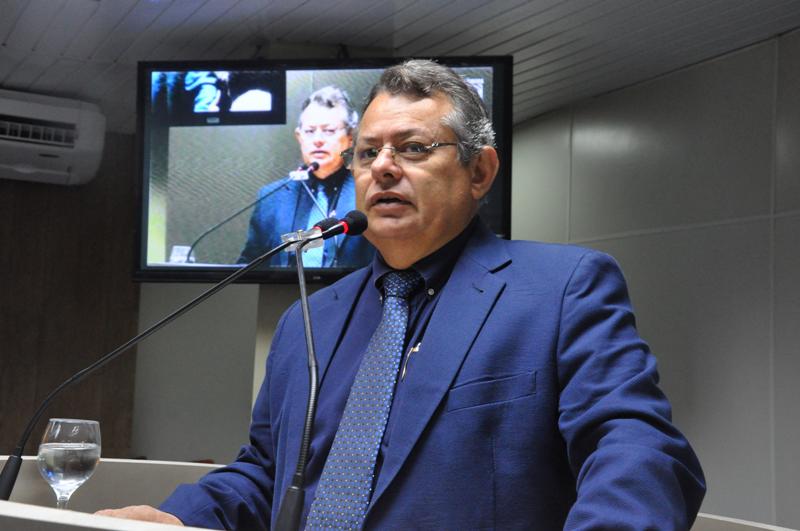 Vereador acusa Bruno Cunha Lima de fazer terrorismo contra servidores humildes.