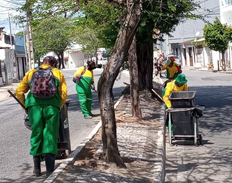 Vereador denuncia que Prefeitura de Campina Grande trata os garis como se fossem ratos.