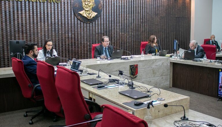 Tribunal de Contas impõe multa de R$ 234 mil ao prefeito de Cacimba de Areia, Paulo Campos.