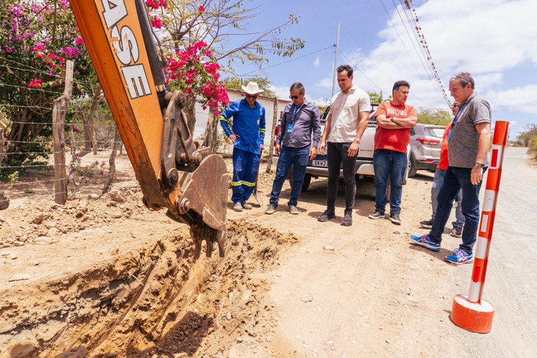 Vice-governador visita obra de pavimentação de estrada que liga Galante a bairro de Campina Grande