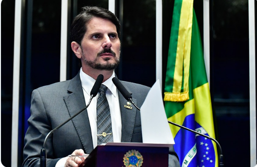 Brasil vive ‘um dos momentos mais sombrios’ de sua história, afirma senador.