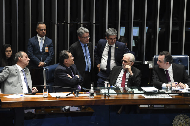 Senado aprova texto-base da regulamentação do IVA